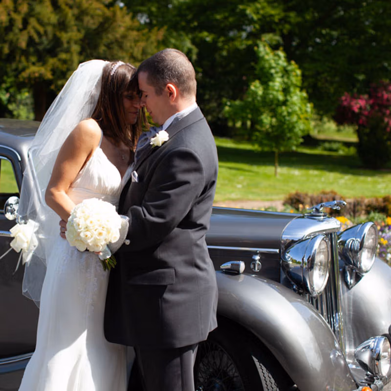 Leeds wedding photographer captures The Happy Couple in sunshine