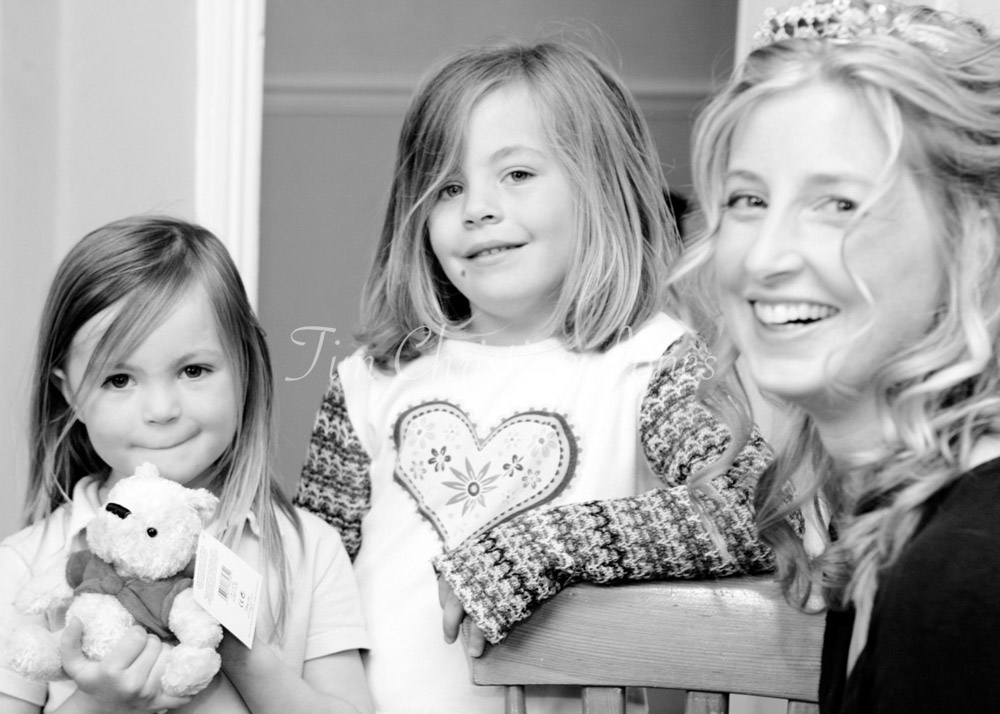 Bride with her 2 daughters in the morning of the wedding