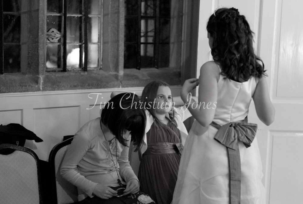 Bridesmaid chatting with her two friends at an October wedding 