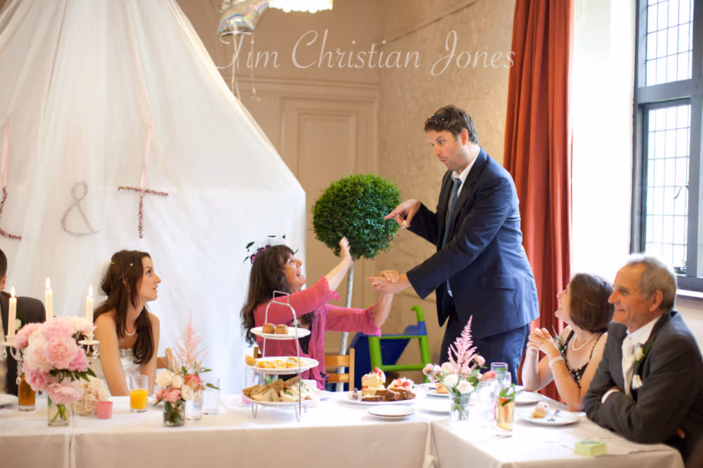 Best man playfully points at the bride’s mother during his speech