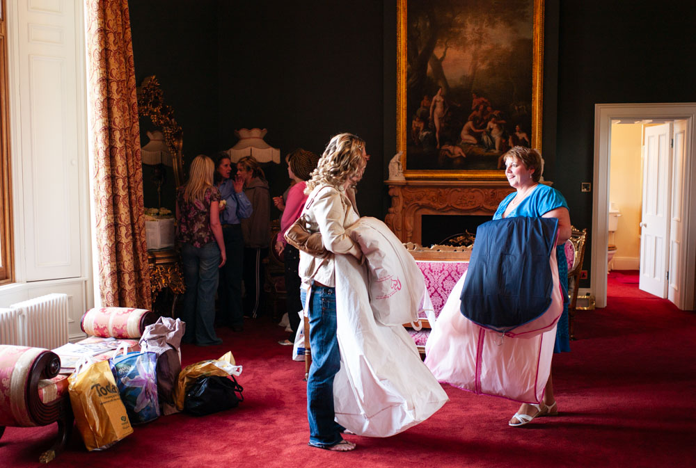 Vicky’s mum and sister in the bridal suite with red carpets, gold accents, and large paintings