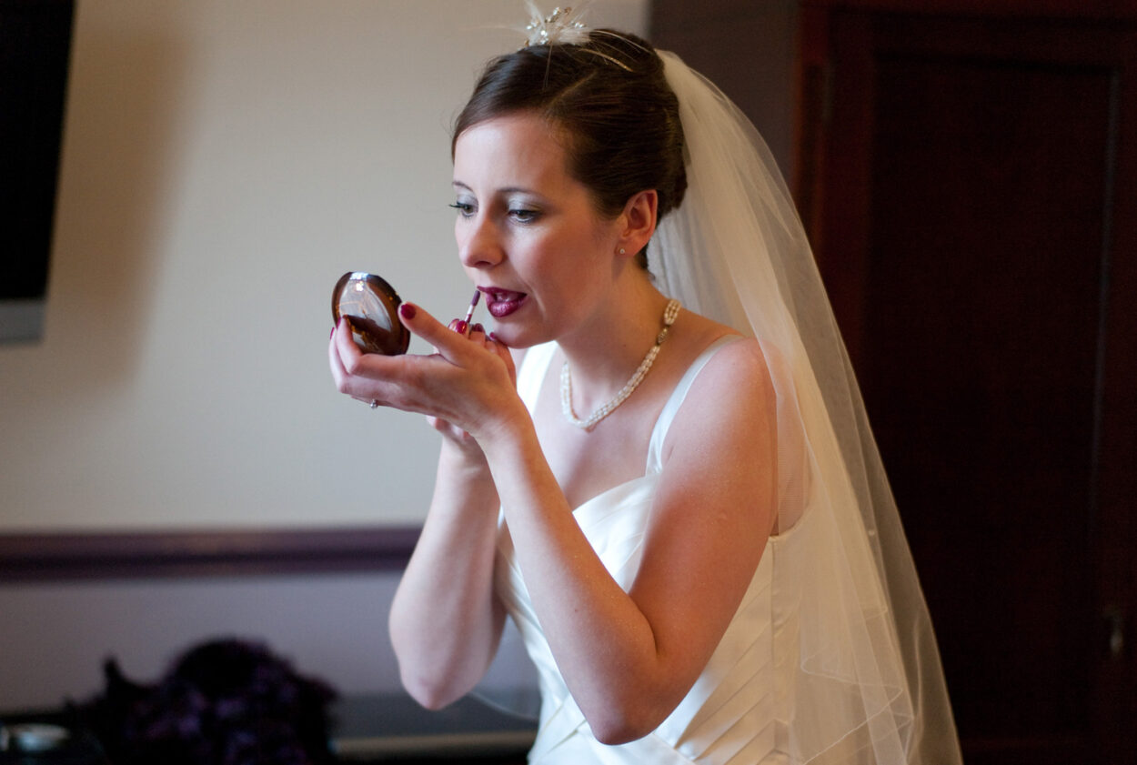 Candid moment of Emelie applying last-minute lip powder.