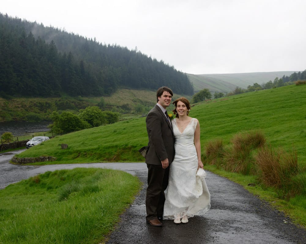 067 scenic couple portraits rain barley village hall susie dan