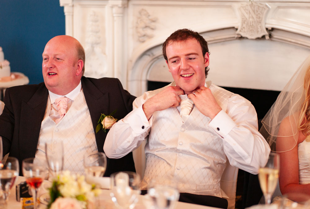 Lee loosens his collar with a grin during the best man’s speech