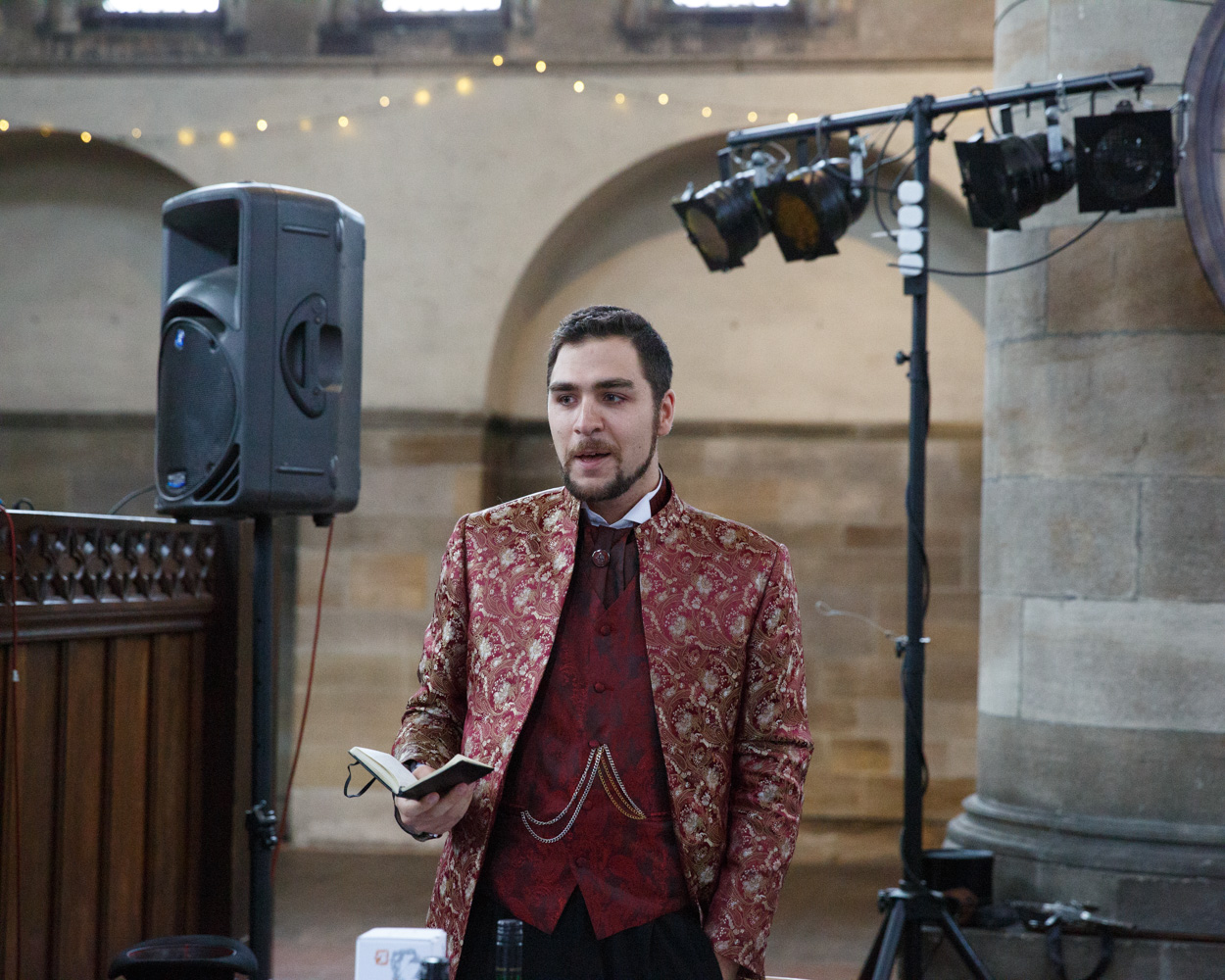 The best man, the groom’s brother, gives his speech