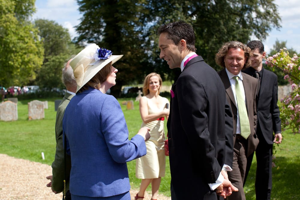 19 guests arrive church eleanor alan