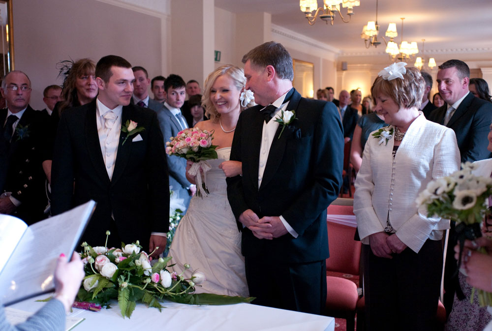 Dani, the bride arrives to the gaze of the groom