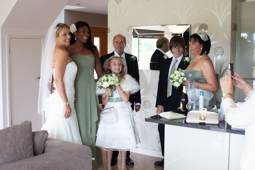 Bride poses with her best friend for a photo