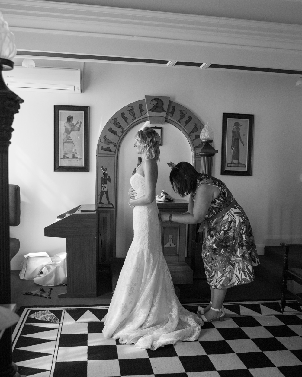 The bride, the dress - preparation moments