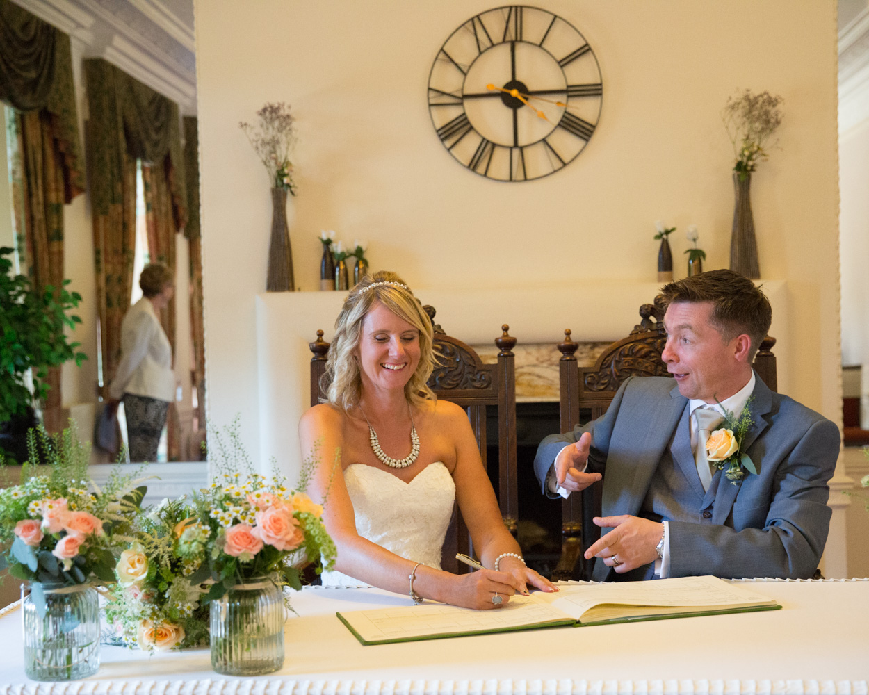 The funny groom shows his personality