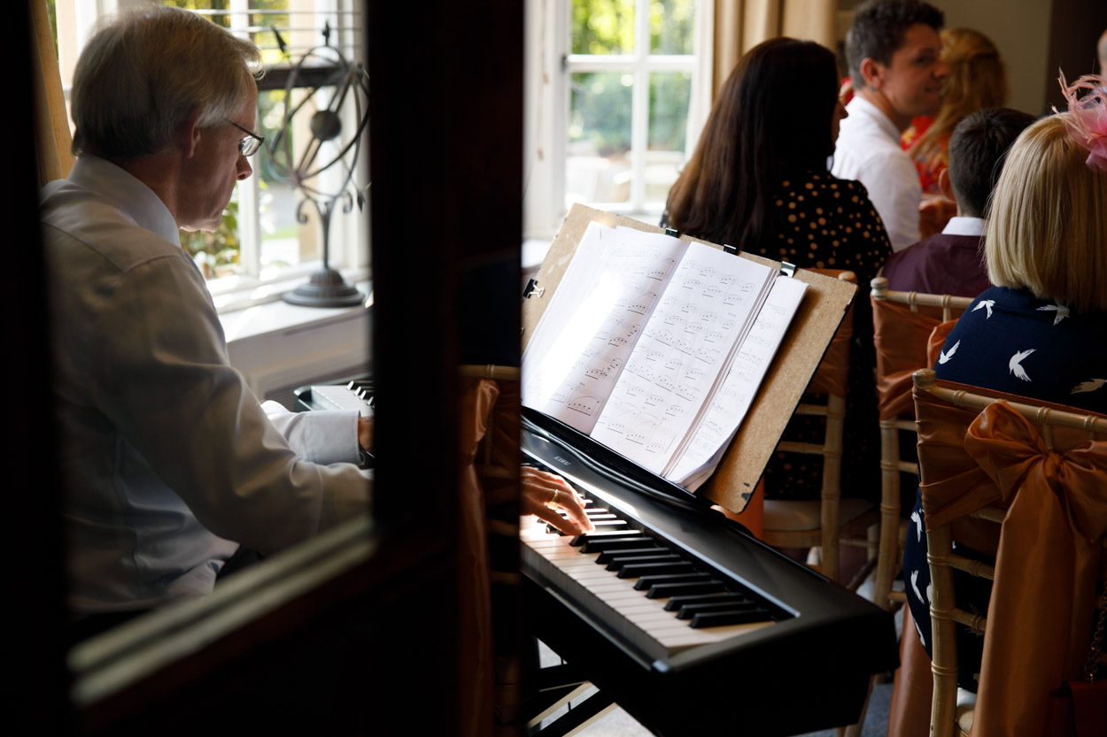 The pianist plays for the entrance of the bride